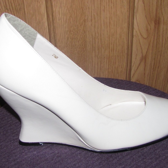 Unique White CAMI Wedge Type Heels 7.5 - Picture 3 of 5